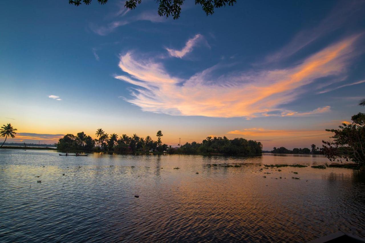 Warmth Lake Haven Alappuzha Exterior photo