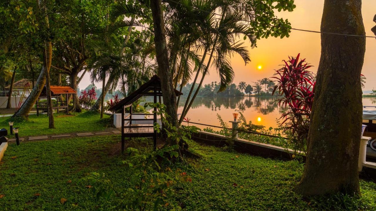 Warmth Lake Haven Alappuzha Exterior photo